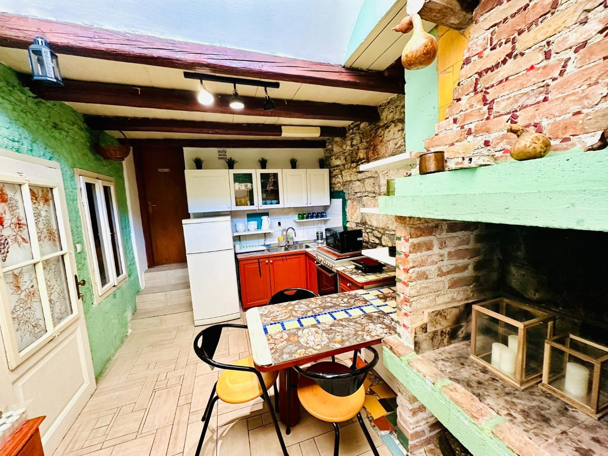 Hostel Art & Joy بولا المظهر الخارجي الصورة